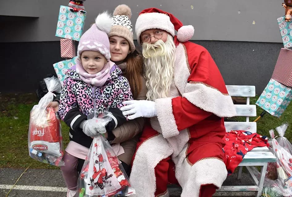 Božićna bajka u Tekiću: Prvi Advent okupio mještane u plemenitom cilju