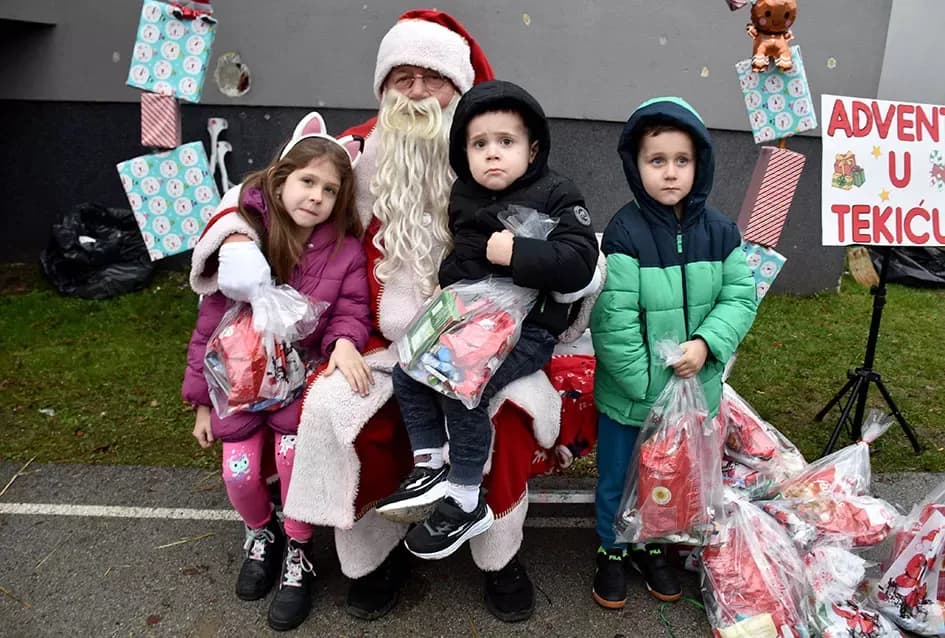 Božićna bajka u Tekiću: Prvi Advent okupio mještane u plemenitom cilju