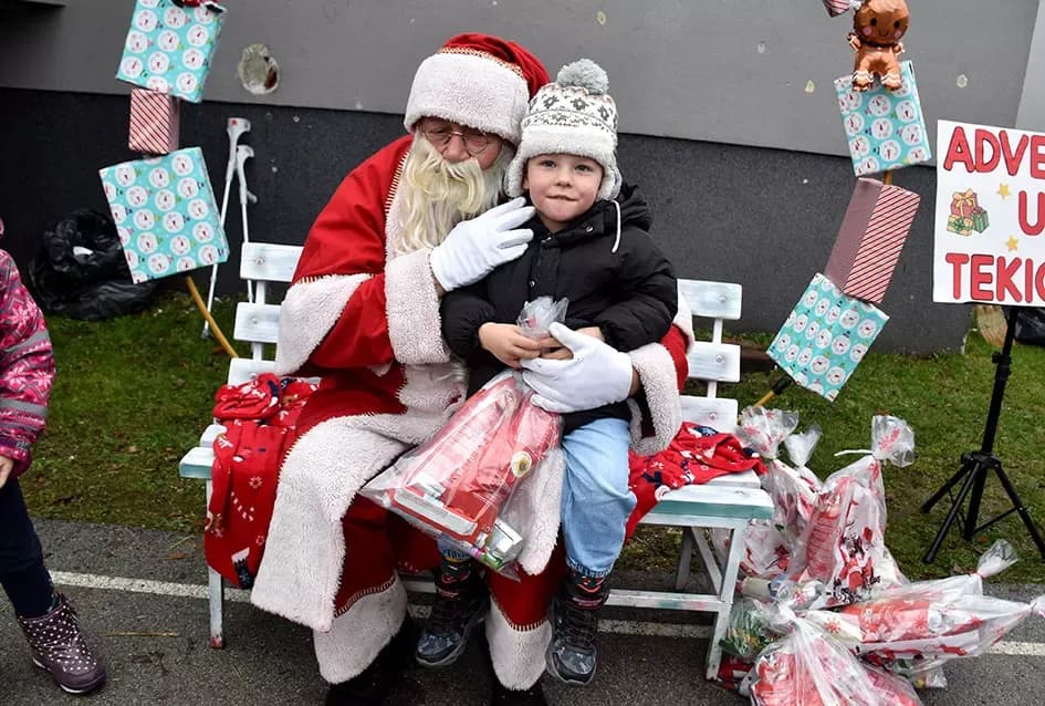 Božićna bajka u Tekiću: Prvi Advent okupio mještane u plemenitom cilju