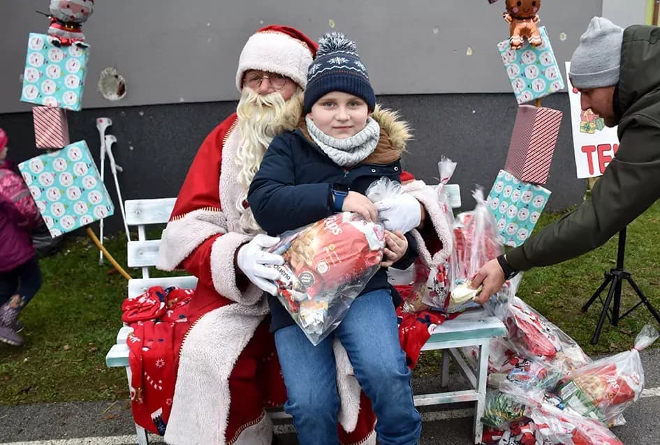 Božićna bajka u Tekiću: Prvi Advent okupio mještane u plemenitom cilju