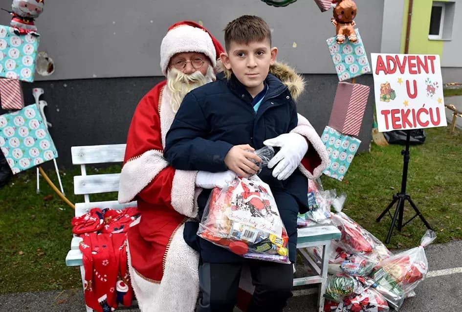 Božićna bajka u Tekiću: Prvi Advent okupio mještane u plemenitom cilju