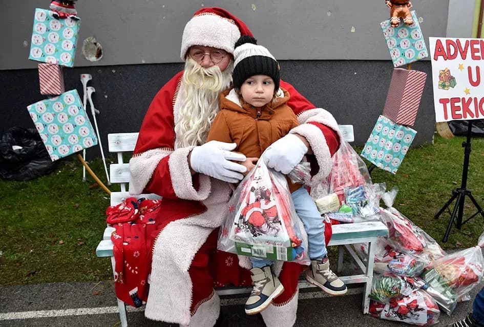 Božićna bajka u Tekiću: Prvi Advent okupio mještane u plemenitom cilju
