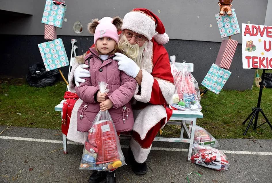 Božićna bajka u Tekiću: Prvi Advent okupio mještane u plemenitom cilju