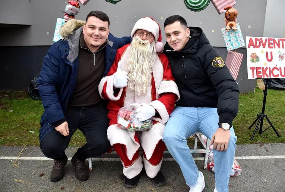 Božićna bajka u Tekiću: Prvi Advent okupio mještane u plemenitom cilju