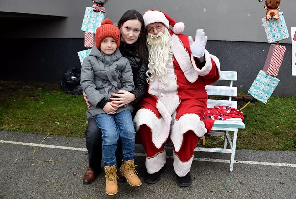 Božićna bajka u Tekiću: Prvi Advent okupio mještane u plemenitom cilju