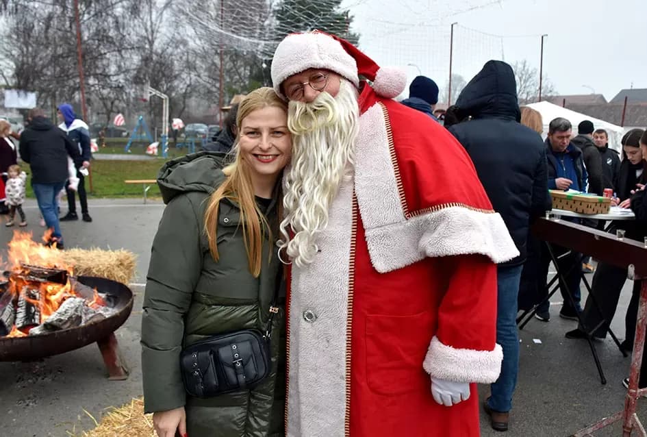 Božićna bajka u Tekiću: Prvi Advent okupio mještane u plemenitom cilju