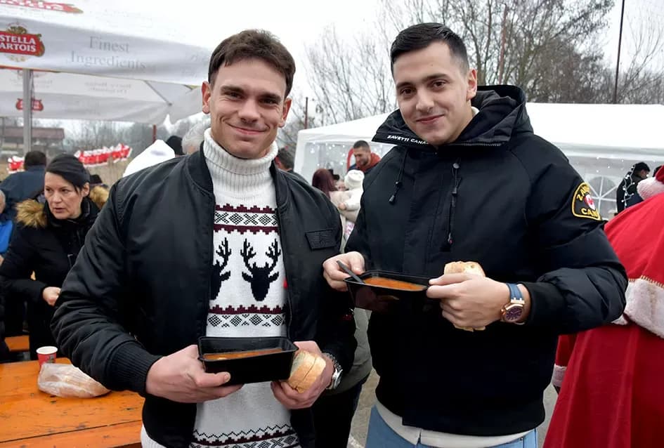 Božićna bajka u Tekiću: Prvi Advent okupio mještane u plemenitom cilju