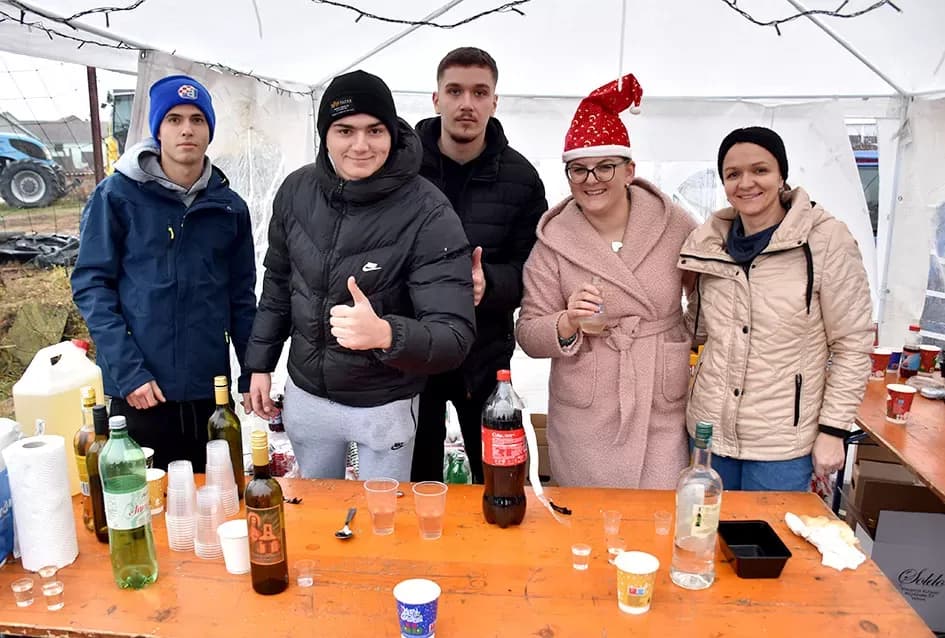 Božićna bajka u Tekiću: Prvi Advent okupio mještane u plemenitom cilju