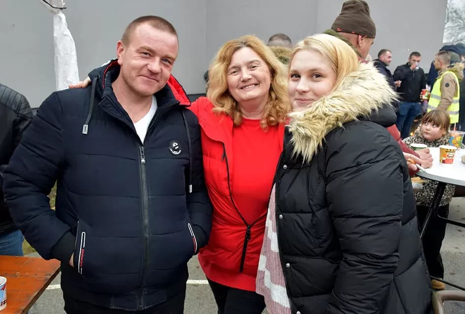 Božićna bajka u Tekiću: Prvi Advent okupio mještane u plemenitom cilju
