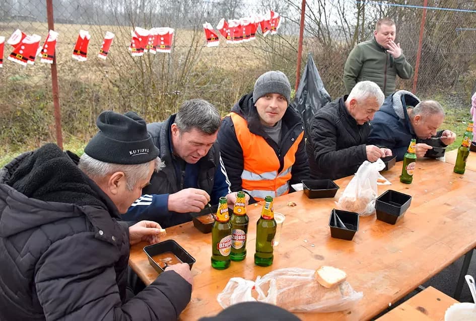 Božićna bajka u Tekiću: Prvi Advent okupio mještane u plemenitom cilju