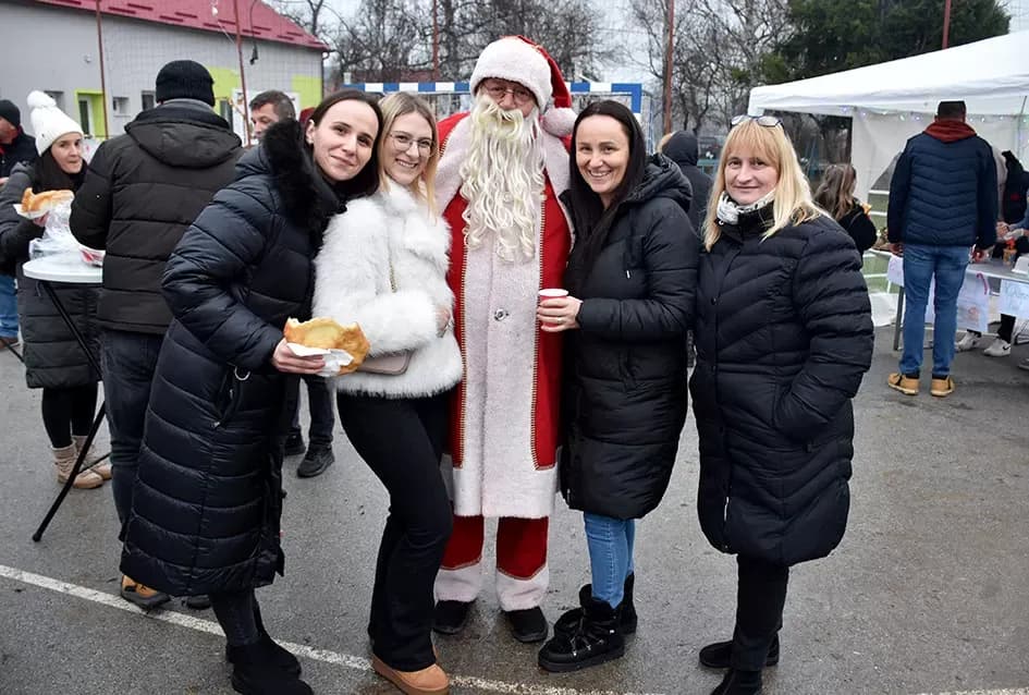 Božićna bajka u Tekiću: Prvi Advent okupio mještane u plemenitom cilju