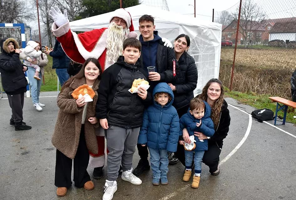 Božićna bajka u Tekiću: Prvi Advent okupio mještane u plemenitom cilju