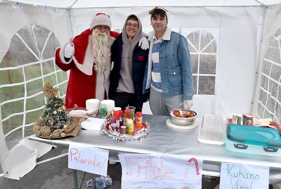 Božićna bajka u Tekiću: Prvi Advent okupio mještane u plemenitom cilju