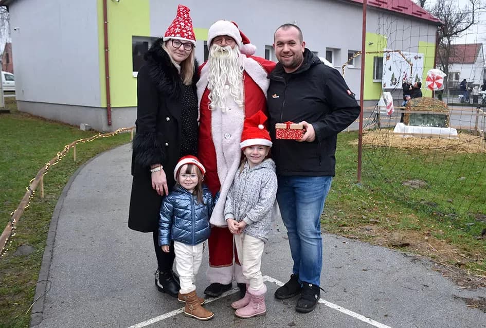 Božićna bajka u Tekiću: Prvi Advent okupio mještane u plemenitom cilju