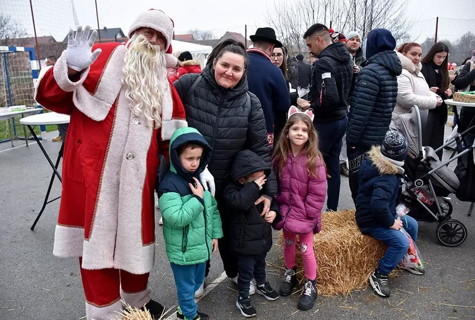 Božićna bajka u Tekiću: Prvi Advent okupio mještane u plemenitom cilju