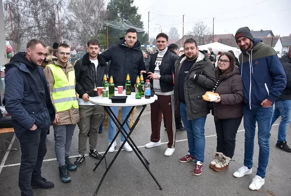 Božićna bajka u Tekiću: Prvi Advent okupio mještane u plemenitom cilju