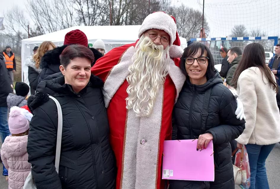 Božićna bajka u Tekiću: Prvi Advent okupio mještane u plemenitom cilju