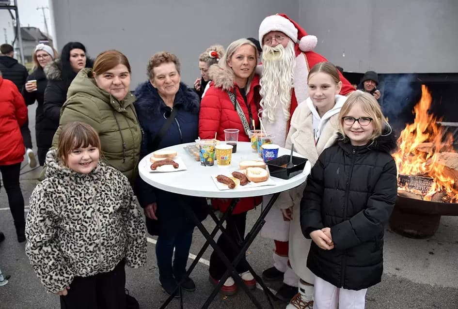 Božićna bajka u Tekiću: Prvi Advent okupio mještane u plemenitom cilju
