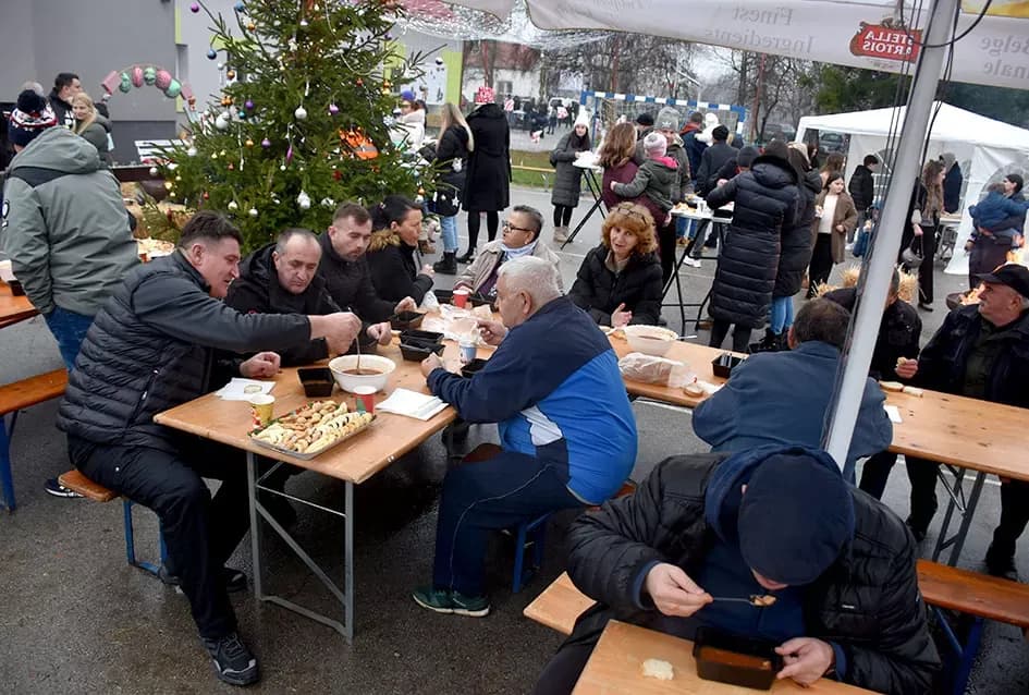 Božićna bajka u Tekiću: Prvi Advent okupio mještane u plemenitom cilju
