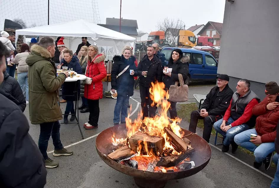 Božićna bajka u Tekiću: Prvi Advent okupio mještane u plemenitom cilju