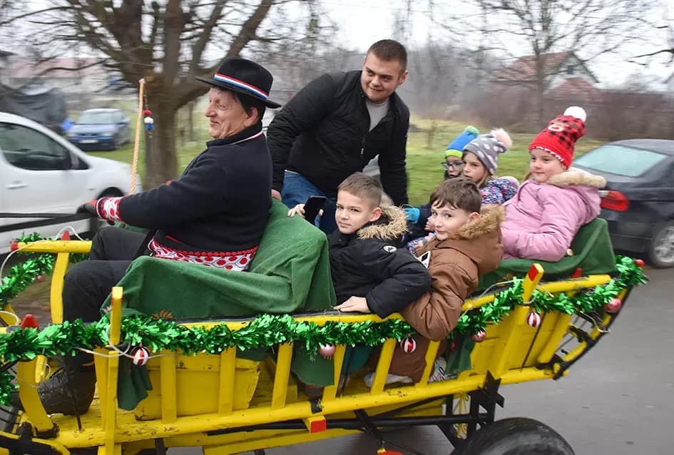 Božićna bajka u Tekiću: Prvi Advent okupio mještane u plemenitom cilju