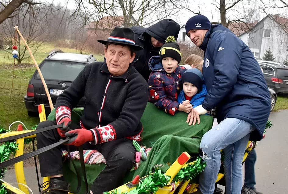 Božićna bajka u Tekiću: Prvi Advent okupio mještane u plemenitom cilju