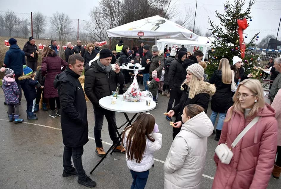 Božićna bajka u Tekiću: Prvi Advent okupio mještane u plemenitom cilju