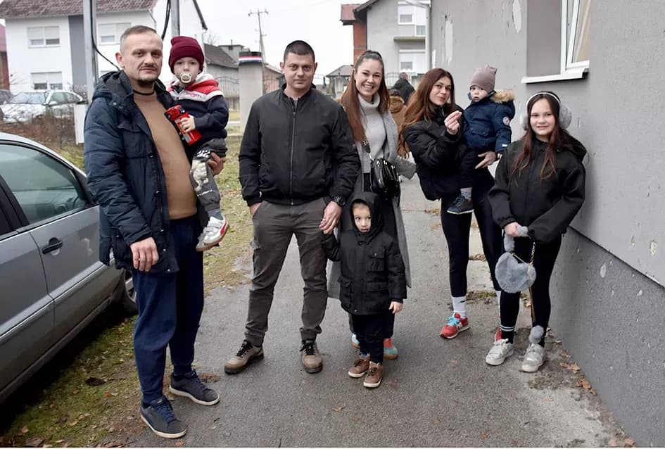 Božićna bajka u Tekiću: Prvi Advent okupio mještane u plemenitom cilju