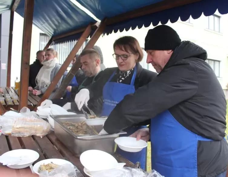 Ispred Gradske kuće u Pleternici građanima podijeljeni posni obroci i  medena rakija