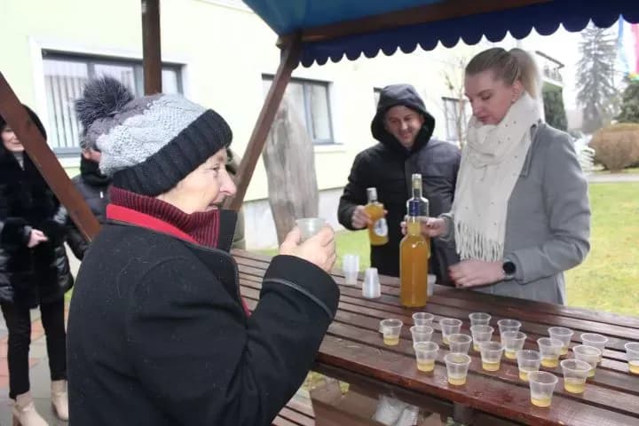 Ispred Gradske kuće u Pleternici građanima podijeljeni posni obroci i  medena rakija