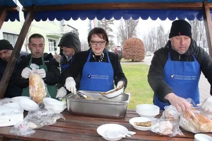 Ispred Gradske kuće u Pleternici građanima podijeljeni posni obroci i  medena rakija