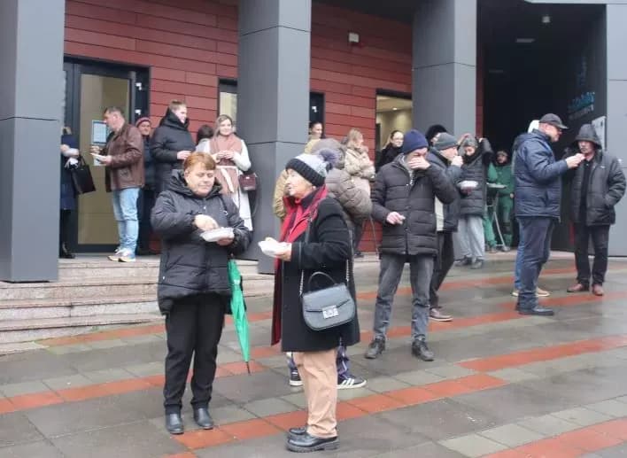 Ispred Gradske kuće u Pleternici građanima podijeljeni posni obroci i  medena rakija