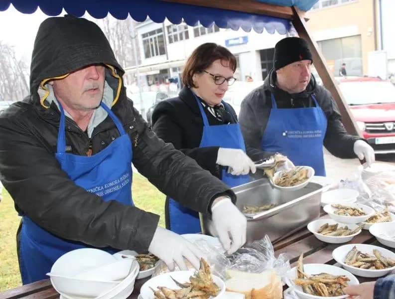 Ispred Gradske kuće u Pleternici građanima podijeljeni posni obroci i  medena rakija