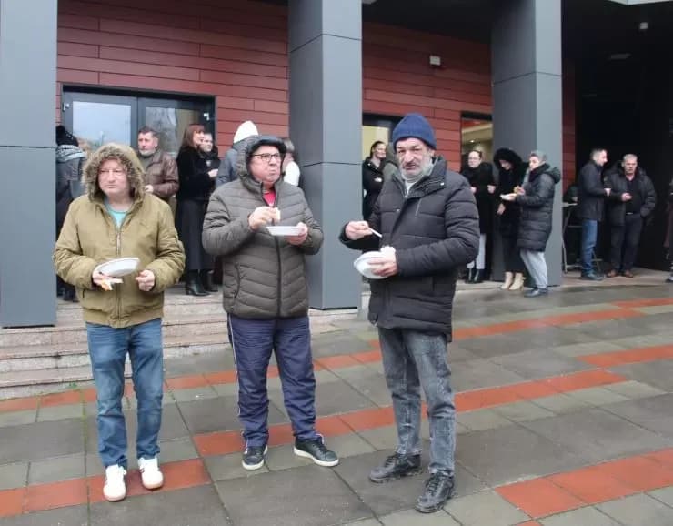 Ispred Gradske kuće u Pleternici građanima podijeljeni posni obroci i  medena rakija