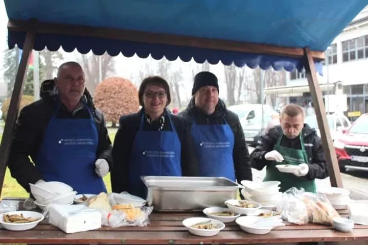 Ispred Gradske kuće u Pleternici građanima podijeljeni posni obroci i  medena rakija