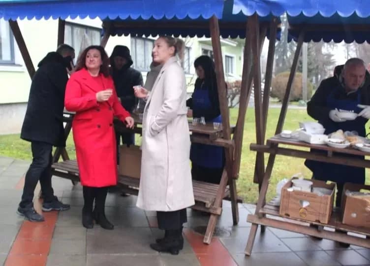 Ispred Gradske kuće u Pleternici građanima podijeljeni posni obroci i  medena rakija