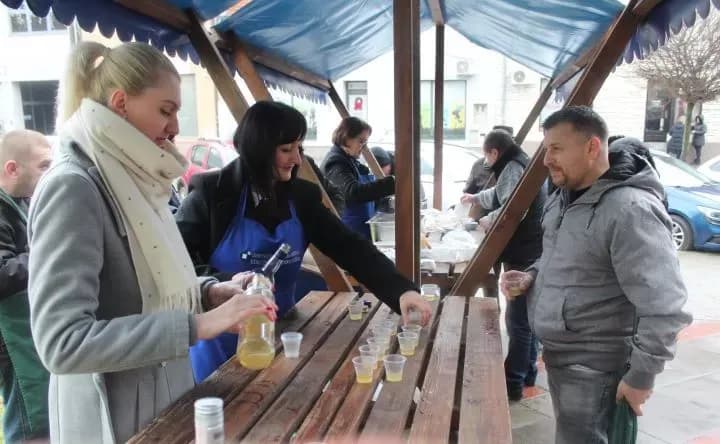 Ispred Gradske kuće u Pleternici građanima podijeljeni posni obroci i  medena rakija