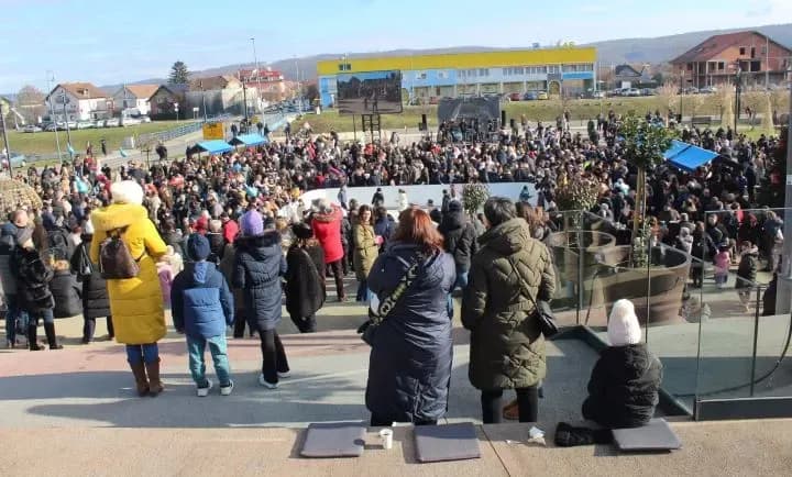 TRG BEĆARCA U PLETERNICI: Tradicionalno u podne dočekana Nova 2026. godina