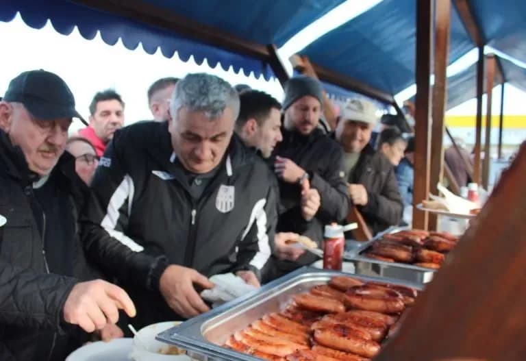TRG BEĆARCA U PLETERNICI: Tradicionalno u podne dočekana Nova 2026. godina