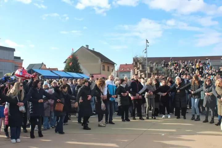 TRG BEĆARCA U PLETERNICI: Tradicionalno u podne dočekana Nova 2026. godina