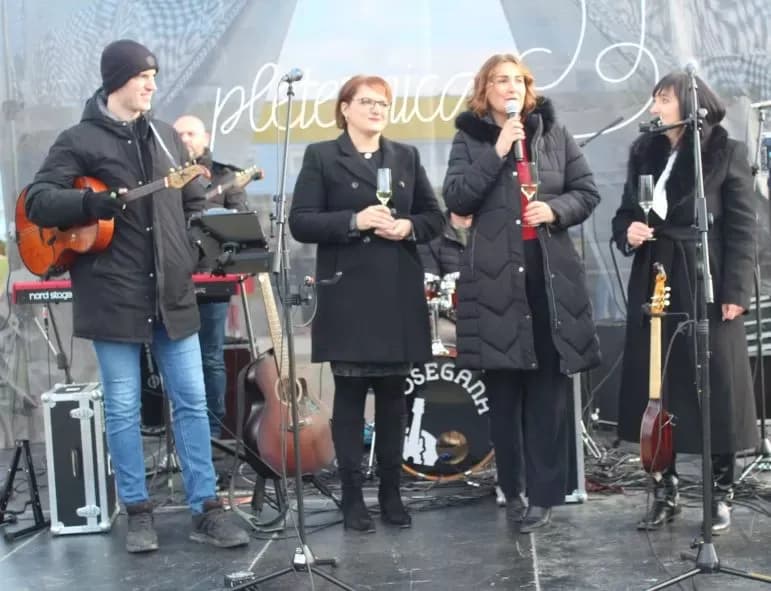 TRG BEĆARCA U PLETERNICI: Tradicionalno u podne dočekana Nova 2026. godina