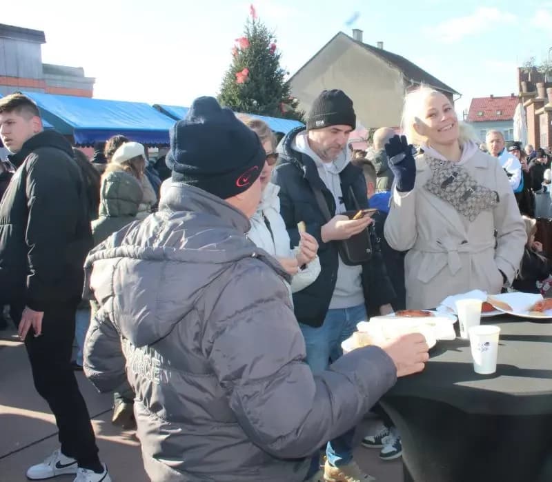 TRG BEĆARCA U PLETERNICI: Tradicionalno u podne dočekana Nova 2026. godina