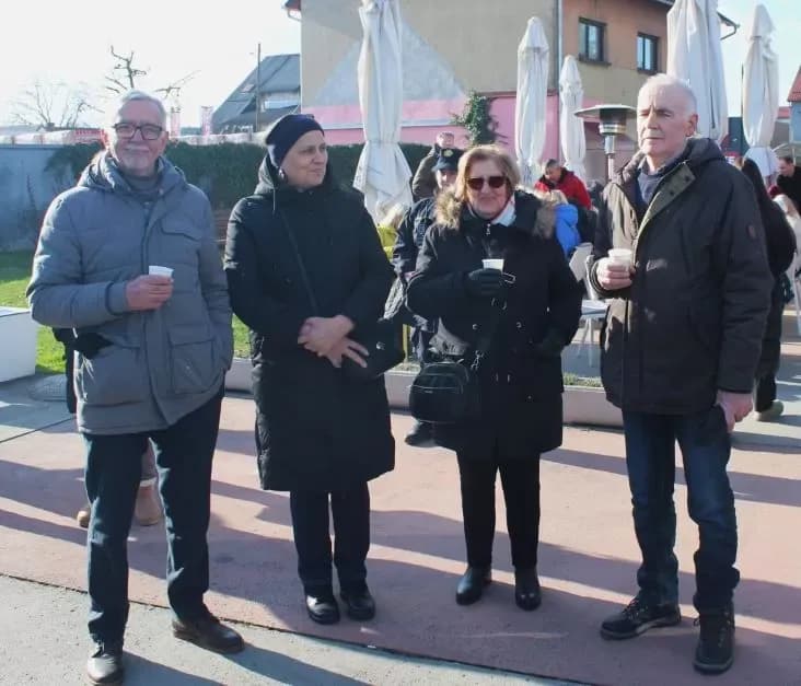 TRG BEĆARCA U PLETERNICI: Tradicionalno u podne dočekana Nova 2026. godina
