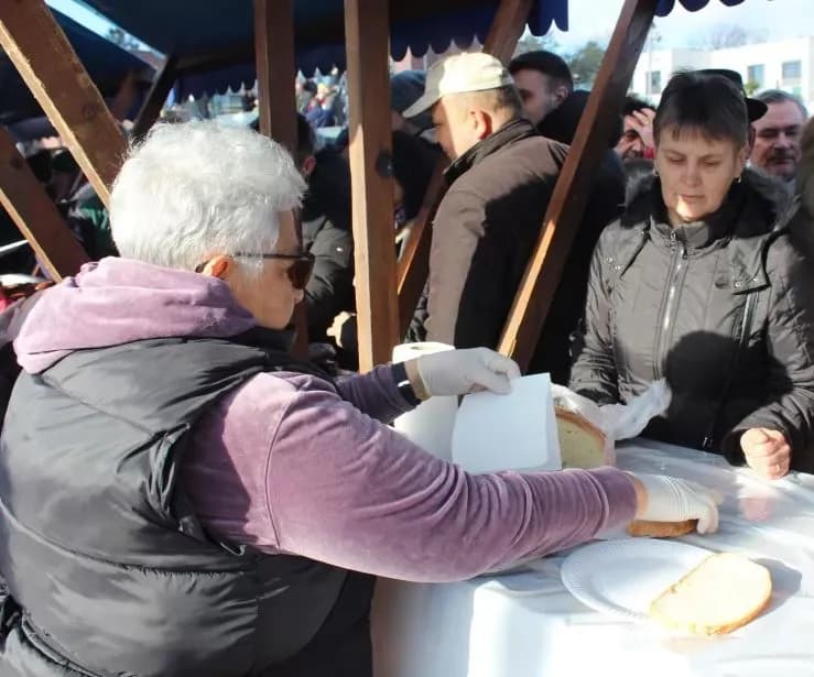 TRG BEĆARCA U PLETERNICI: Tradicionalno u podne dočekana Nova 2026. godina