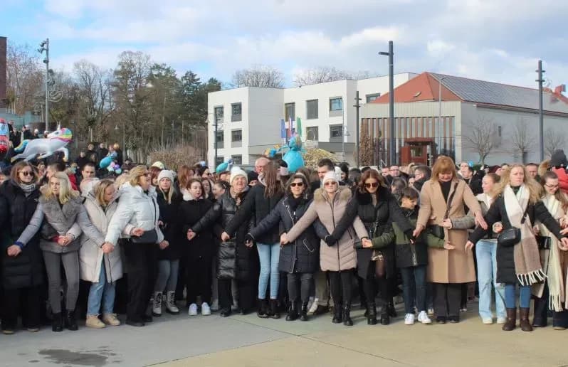TRG BEĆARCA U PLETERNICI: Tradicionalno u podne dočekana Nova 2026. godina