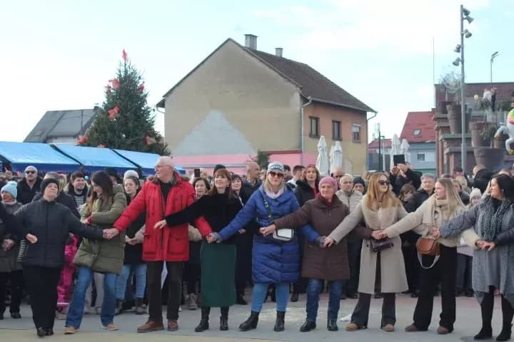 TRG BEĆARCA U PLETERNICI: Tradicionalno u podne dočekana Nova 2026. godina