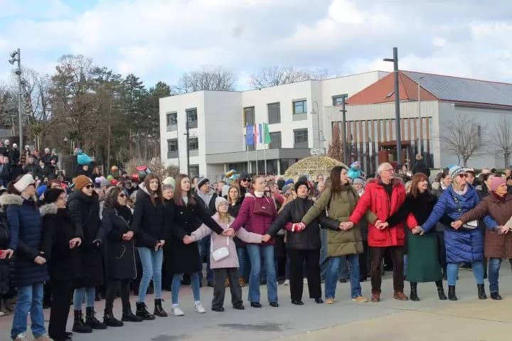TRG BEĆARCA U PLETERNICI: Tradicionalno u podne dočekana Nova 2026. godina