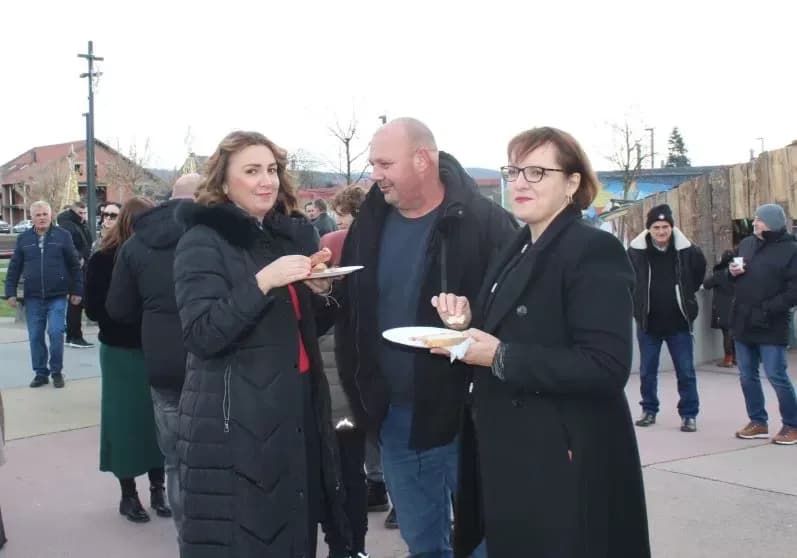 TRG BEĆARCA U PLETERNICI: Tradicionalno u podne dočekana Nova 2026. godina
