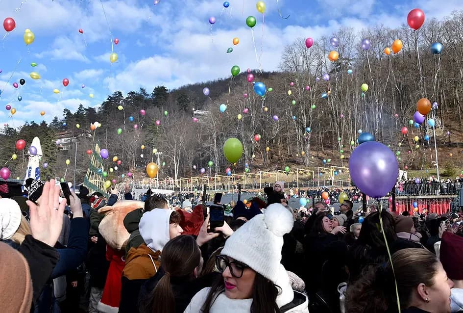 SPEKTAKL U VELIKOJ: Tisuće ljudi uz Luku Nižetića, klizalište i balone želja proslavilo „Popodnevnu Novu godinu“