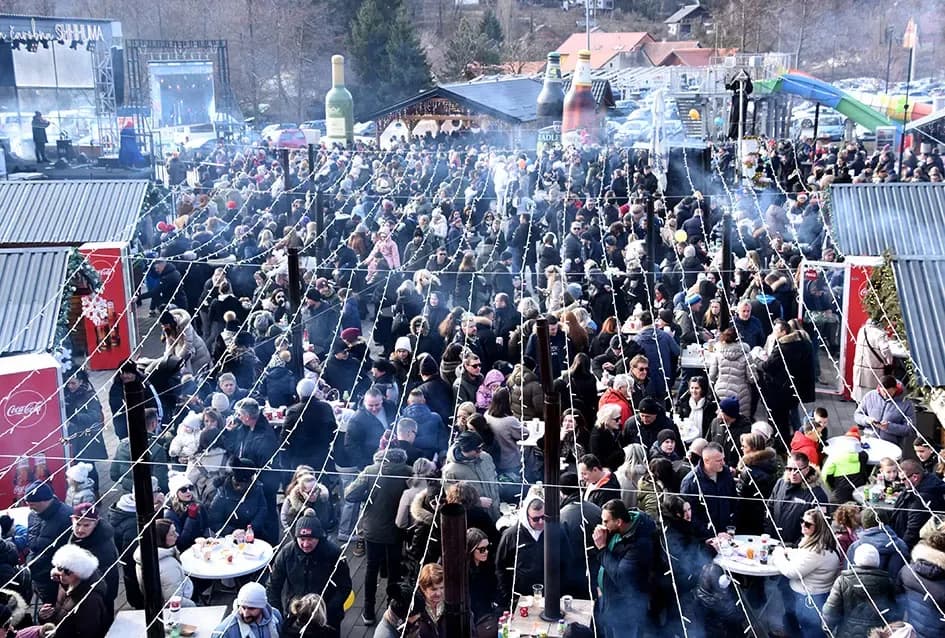 SPEKTAKL U VELIKOJ: Tisuće ljudi uz Luku Nižetića, klizalište i balone želja proslavilo „Popodnevnu Novu godinu“